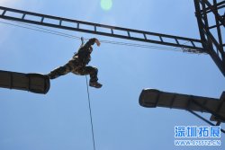 空中断桥—高空拓展项目(在艰难中前进)