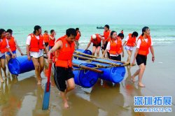 扎筏泅渡—水上拓展项目(分工协作共同完成)