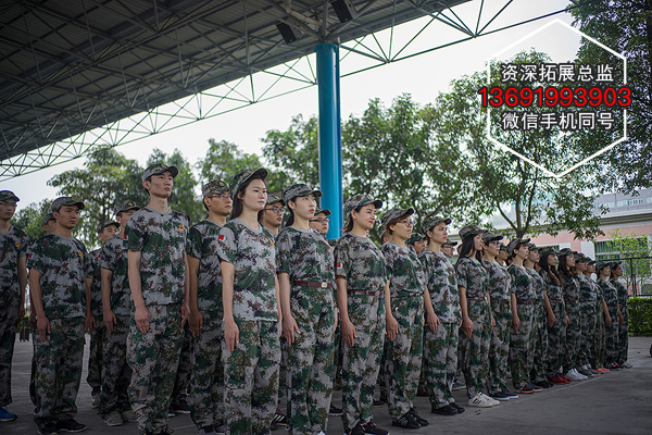 深圳拓展训练挺拔的军姿