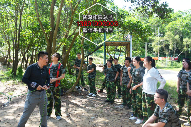 深圳拓展培训在讲解安全绳的操作要领