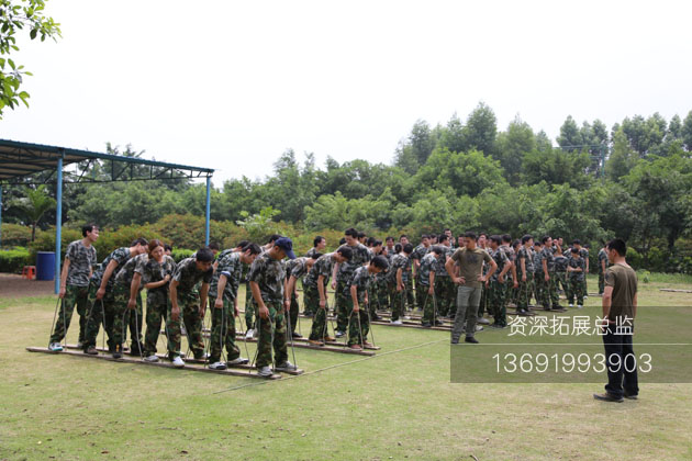 深圳拓展公司进行无轨列车的拓展