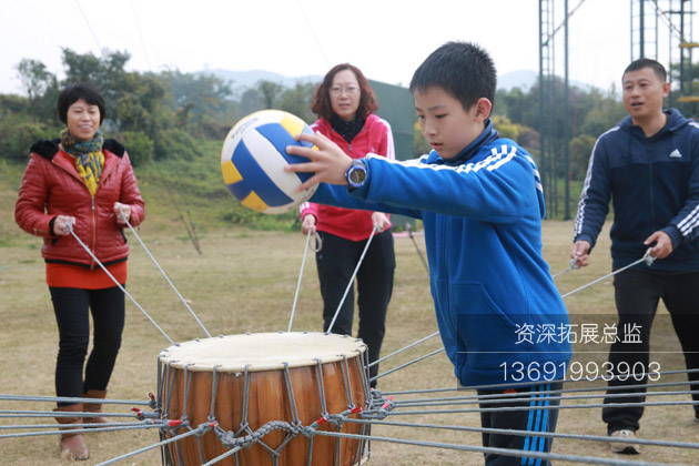 青少年在进行动感巅球拓展