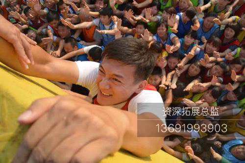 学员在进行毕业墙拓展训练