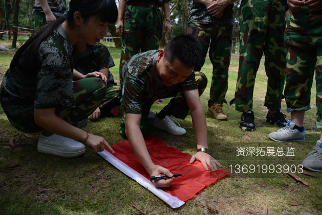 深圳拓展培训学员正在画队旗