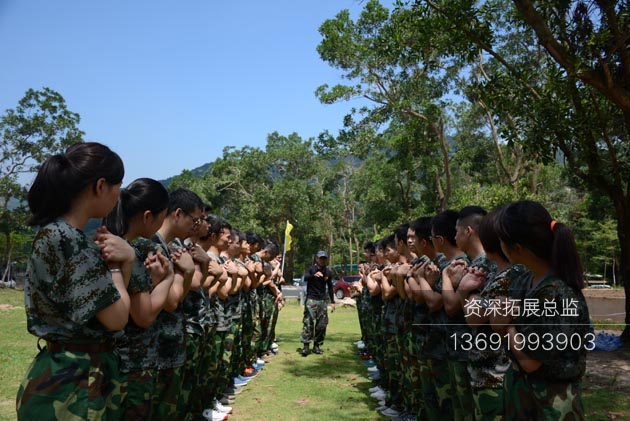 深圳拓展训练教练正在讲解信任背摔要领
