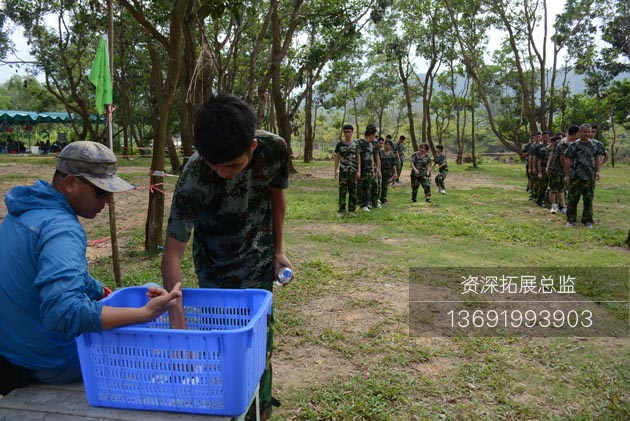 企业员工在参加深圳拓展培训