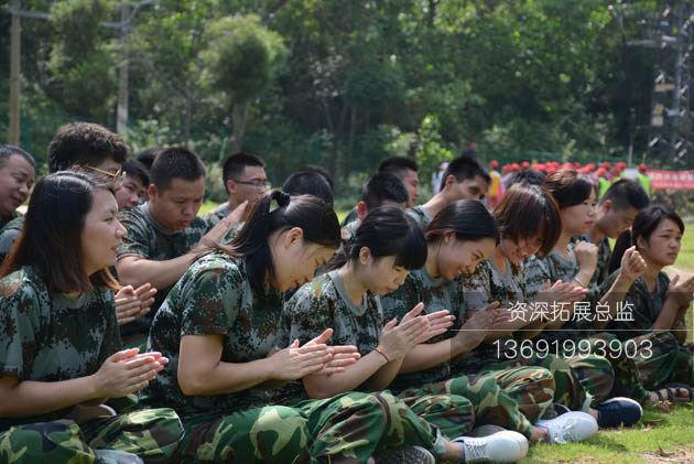 深圳拓展公司的教练和学员互动
