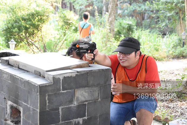 企业员工在进行深圳拓展