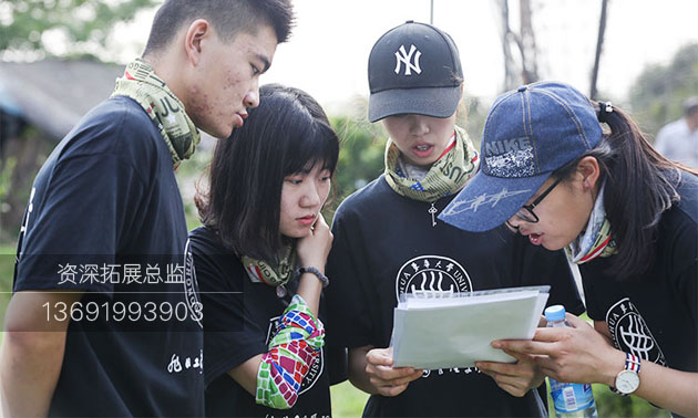 学员在讨论呼吸机的制作