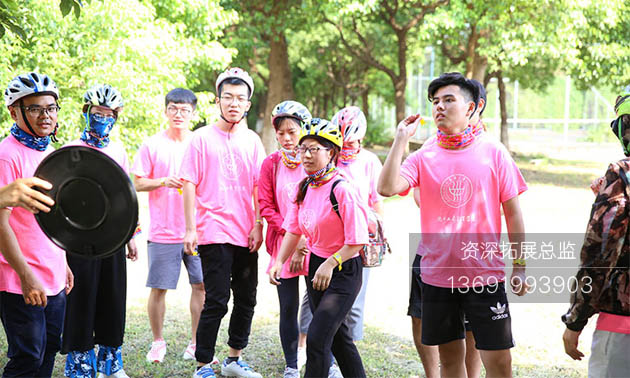 深圳学员们在进行飞镖拓展