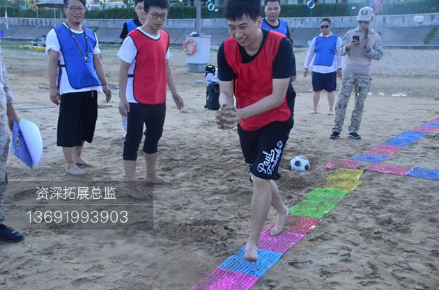 学员在进行深圳拓展指压板游戏