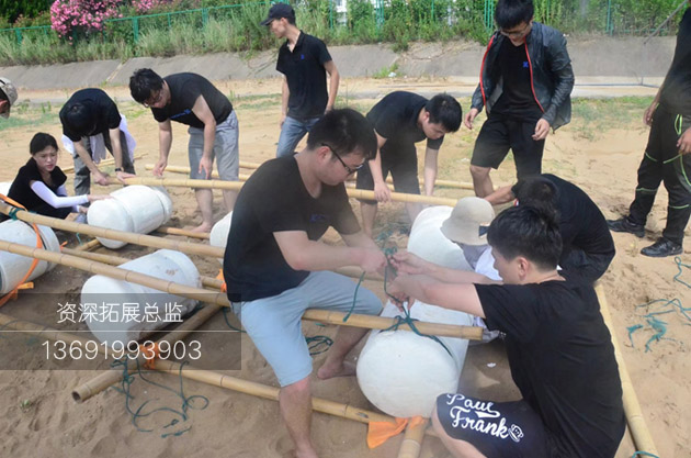 学员在准备海岛拓展