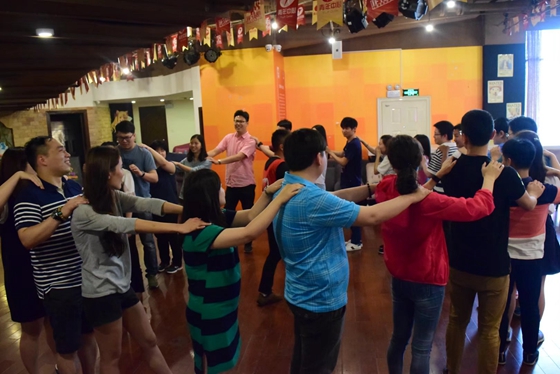 青少年活动中心在进行拓展游戏