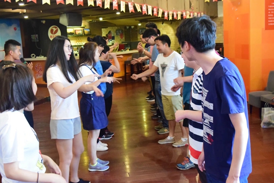 深圳青少年在进行游戏拓展互动