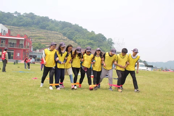 深圳拓展训练在进行户外拓展游戏