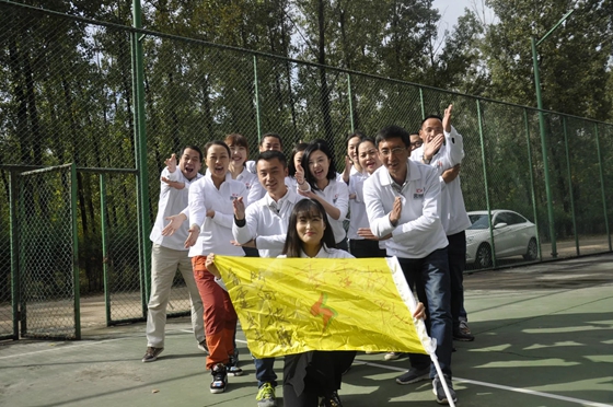 深圳拓展训练学员在进行团队展示