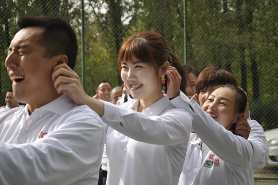 深圳军事拓展训练在进行团队破冰