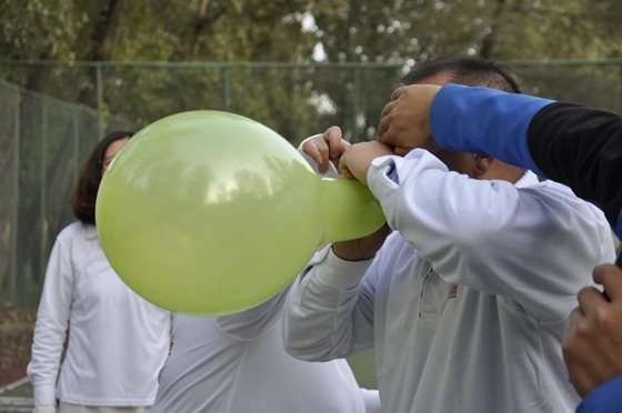 企业员工在进行吹气球拓展游戏