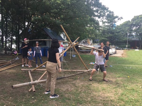 企业团队完成罗马架炮拓展项目