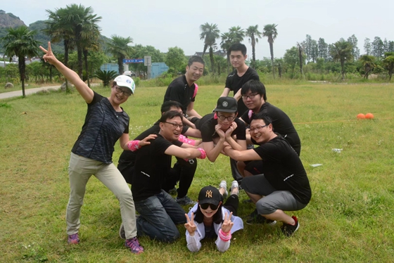 企业员工在进行团队拓展展示