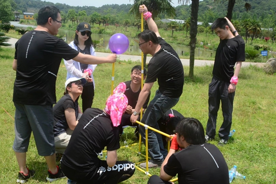 企业员工在进行呼吸机拓展项目