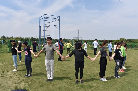 员工在进行拓展培训的热身准备