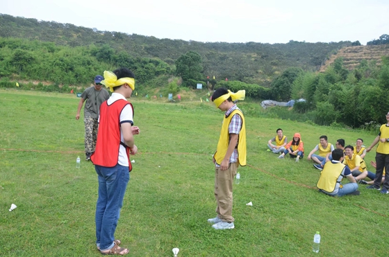 学员在体验沙场点兵拓展项目