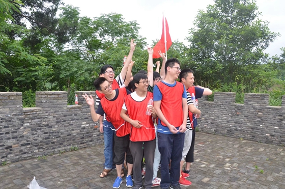 青少年在大鹏古城户外拓展训练