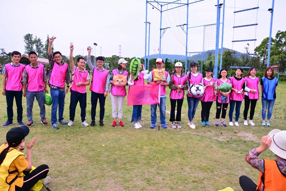 企业员工在进行拓展培训