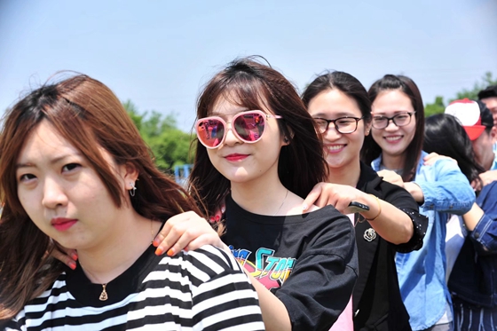 员工开心参加深圳拓展培训