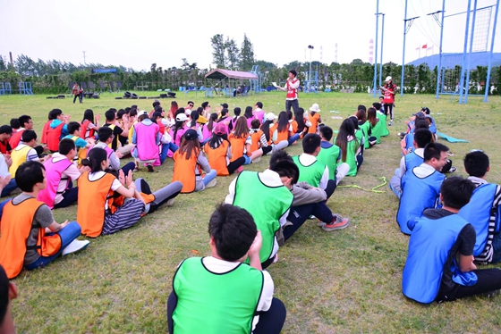 深圳员工在聆听拓展培训的分享