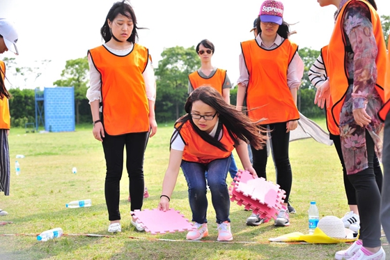 企业员工在进行指压板拓展项目游戏