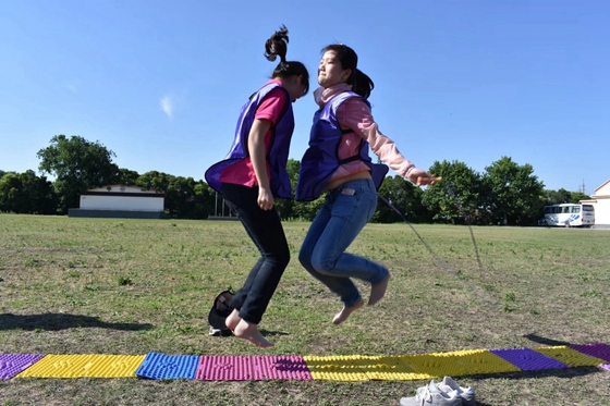 拓展参训学员在指板压跳绳