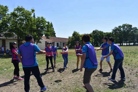 拓展学员在进行击鼓巅球拓展项目