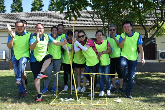 拓展学员在展示呼吸机的成品制作