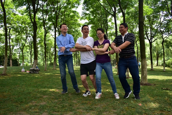 公司管理者在参加深圳拓展培训