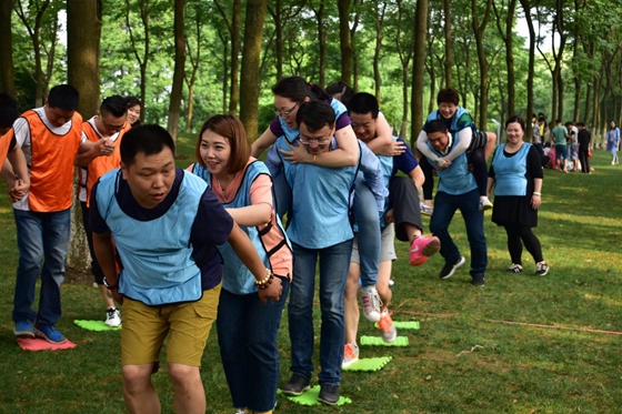 公司员工在进行团队破冰拓展培训