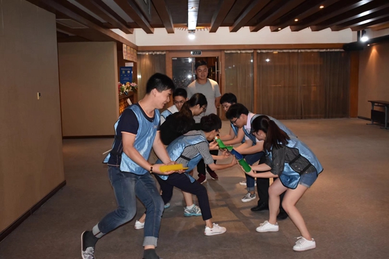 企业员工在室内进行珠行万里拓展项目