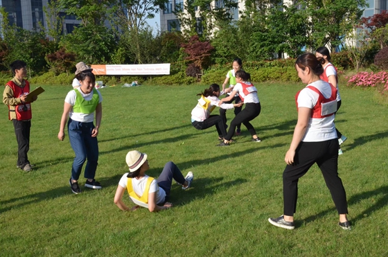 深圳拓展公司组织学员进行撕名牌