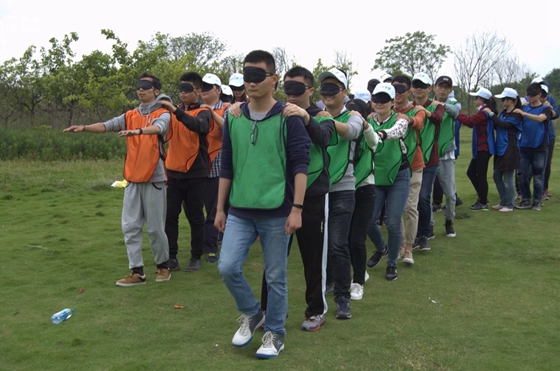 企业员工在积极参与深圳拓展培训