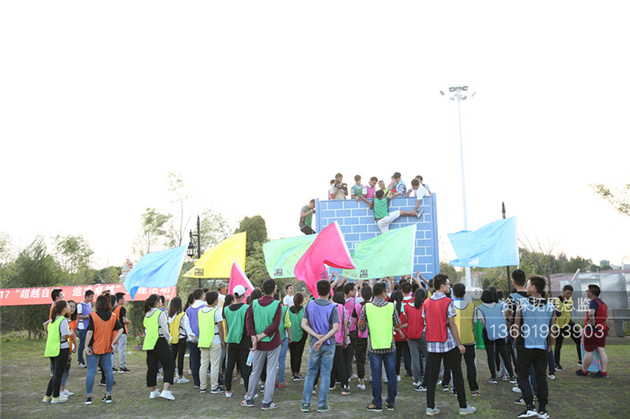 学员在进行毕业墙拓展项目