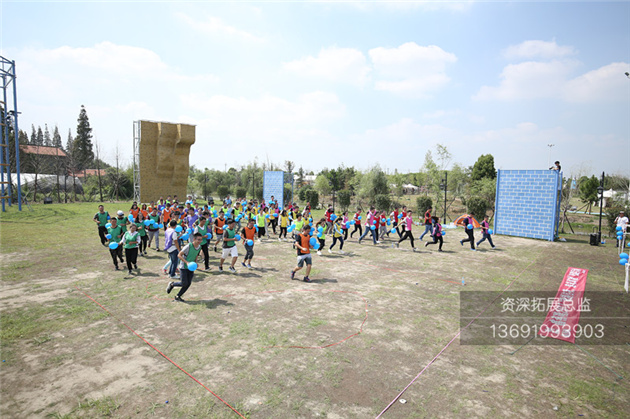 企业员工在进行深圳拓展培训(户外体验训练)