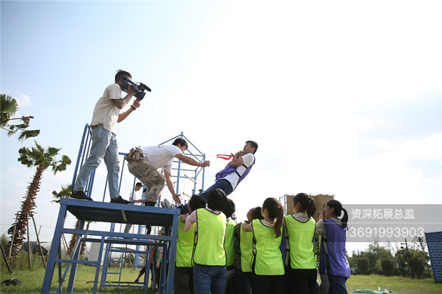 学员在进行信任背摔拓展项目