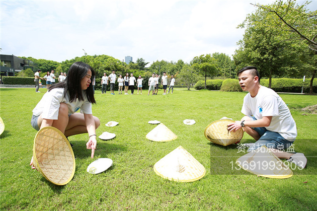 企业员工在参加深圳拓展寻宝的项目