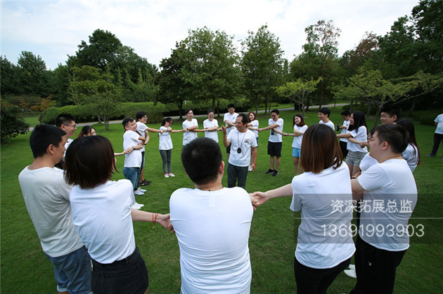 深圳拓展培训的热身游戏调动员工的热情