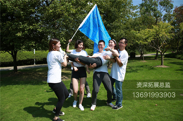 员工在积极的进行团队展示