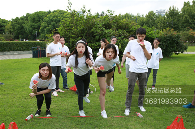 企业员工在体验深圳拓展的乐趣