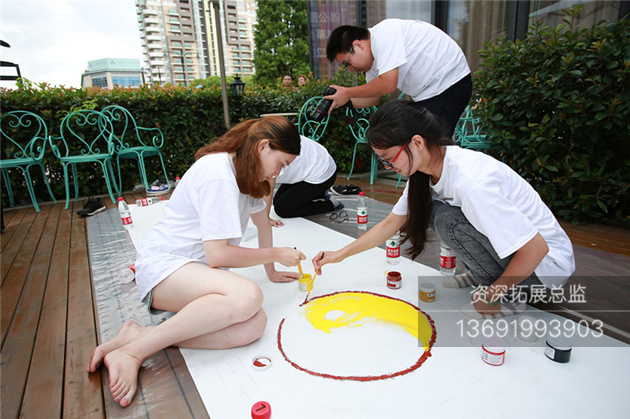 员工在进行绘制蓝图