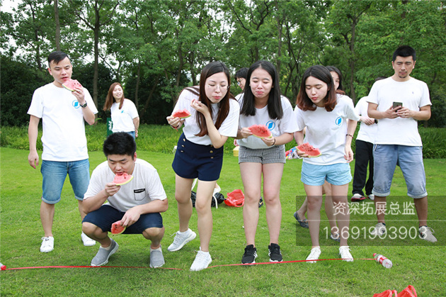 深圳拓展训练课间休息,员工在吃西瓜