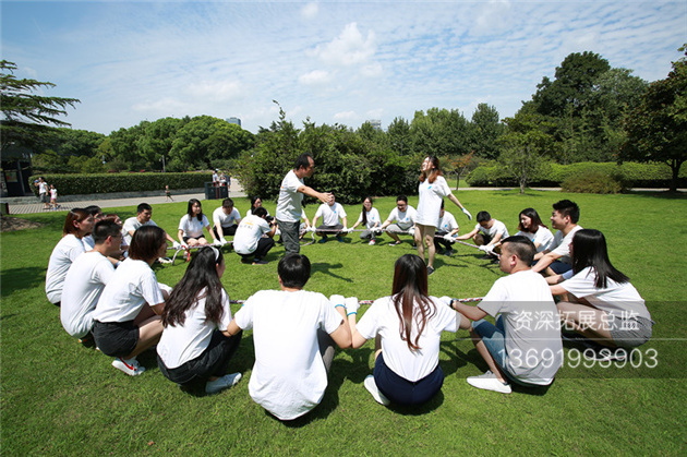 学员在准备挑战动力圈拓展项目